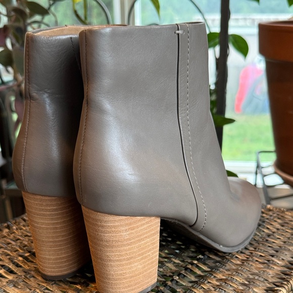 Vionic Kennedy Taupe Leather Heeled Women’s Booties Size 9 Wide NEW - Picture 5 of 8